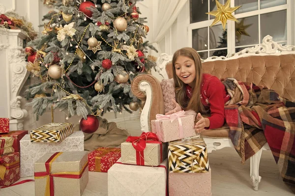 Τι μια μεγάλη έκπληξη. Το πρωί πριν από τα Χριστούγεννα. Μικρό κορίτσι. Ευτυχισμένος ο καινούριος χρόνος. Το χειμώνα. Χριστουγεννιάτικες online αγορές. Οικογενειακές διακοπές. Χριστουγεννιάτικο δέντρο και τα δώρα. Το παιδί απολαμβάνει τις διακοπές — Φωτογραφία Αρχείου