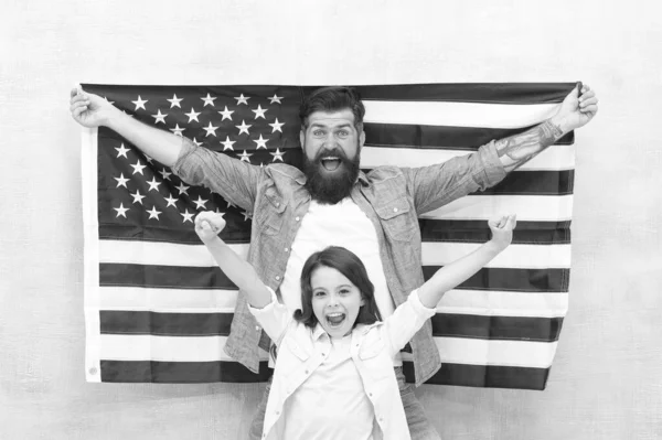 愛国的な家族だ独立記念日は家族が再会し、リラックスする機会です。独立記念日の祝日。7月4日アメリカ人は独立記念日を祝う。父と娘ウサフラグ — ストック写真