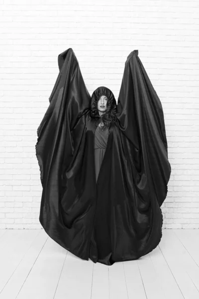 Nézd meg az én Halloween jelmez. Érzéki nő öltözött Halloween boszorkány, fehér Brickwall. Szexi lány visel fekete toga a Halloween Party. Előkészítése és ünneplése Halloween — Stock Fotó
