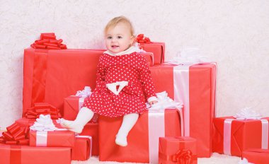 Bebek ilk Noel bir kez ömür boyu olay. Önce bebek sevinci paylaşımı aile ile Noel. Küçük kız bebek hediye kutuları yığını oynamak. Çocuk için ilk hediyeler Noel. İlk Noel kutlaması