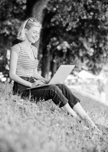 Pause café au déjeuner d'affaires. femme heureuse travaille sur ordinateur portable. communication d'affaires. femme d'affaires moderne travailler en plein air. des affaires agiles. Jolie femme. Choix professionnel . — Photo