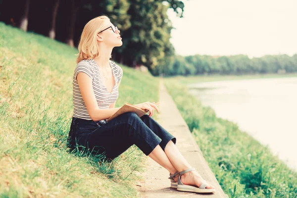 Uma mulher no parque a ler livros. estudante menina com livro ao ar livre. inspirado pelo autor do romance. Uma história interessante. Relaxe e obtenha novas informações. ler é o meu passatempo. Estudo de verão. Conceito de livraria — Fotografia de Stock