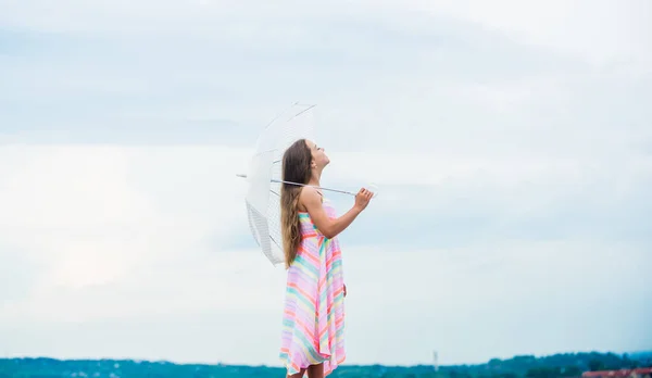 Personagem de conto de fadas. Feliz infância. Acredito que posso voar. Toca no céu. Sinto-me leve. Menina com guarda-chuva leve. Voar soltar paraquedas. Anti gravitação. A sonhar com o primeiro voo. Miúdo a fingir voar — Fotografia de Stock