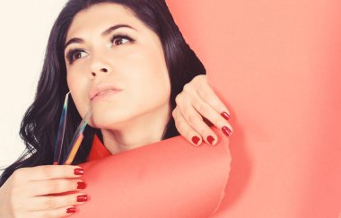 Kirpik uzatma işlemi. Güzellik ve moda. kaşlar için özel bir araç ile usta kozmetolojist. güzel kadın kirpik ustası cımbız tutun. güzellik salonunda profesyonel güzellik uzmanı. kopyalama alanı