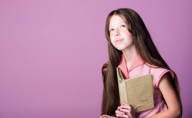 Bilgi susuzluğu. Hobi olarak edebiyat okuyorum. Kurgu ve kurgu değil. Sevimli kitap kurdu. Küçük şirin çocuk menekşe arkaplan kitabı okuyor. Küçük kız okumayı öğreniyor. Evde eğitim kavramı