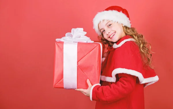 Lo que hay dentro. Deja abierto el regalo de Navidad. Concepto de felicidad y alegría. Servicio de entrega de regalos. Una niña pequeña celebra la Navidad. Estoy tan emocionada. niña lindo niño santa traje celebrar navidad caja de regalo —  Fotos de Stock