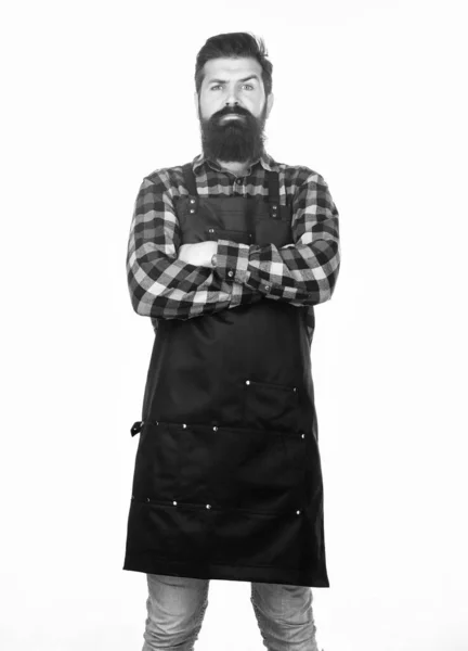 In serieuze gedachte verloren. Bearded man met serieuze look dragen werk schort. Hipster met lange baard en snor op serieuze gezicht. Serieuze man houdt armen gekruist — Stockfoto