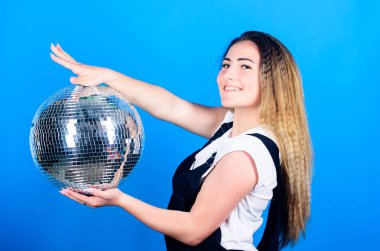 Dans okulu. Neşeli kadın dans öğretmeni disko topu tutuyor. Aynalar disko atmosferini yansıtıyor. Partiye ne dersin? Gece kulübü. Retro müzik. Parti davetiyesi. Doğum günü kızı. Dans yarışması