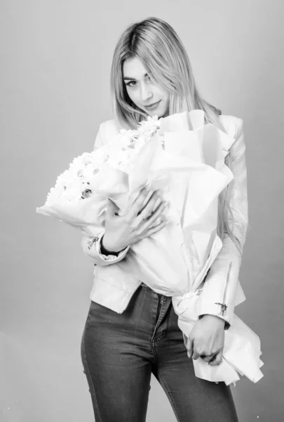 Zbožňuji Chamomile. Ženská něžná smyslná Blondýnka má heřmánkový kytici. Doručovací servis květin. Chamomile symbol nevinnosti a nělosti. Narozeniny matek den 8 březen nebo jiná příležitost k dárku — Stock fotografie