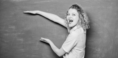 Hatırlanması gereken önemli bir bilgi. Öğrencilerin en iyi öğretmeni. Basitleştirmede iyi bir öğretmen. Öğretmenlik daha eğlenceli olabilir. Karatahtanın önündeki kadın öğretmen. Öğretmen zor konuyu açıkla