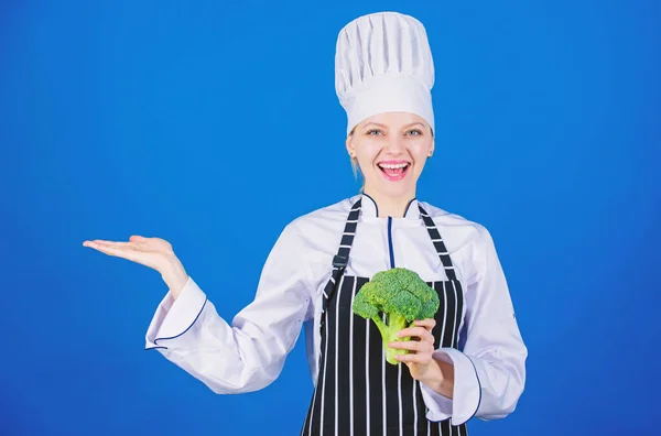 Genießen Sie natürliche Lebensmittel zu essen. glücklich gestikulierende Köchin mit naturgrünem Brokkoli in der Hand. Küchenmädchen wählen natürliches Gemüse für eine gesunde Ernährung. Präsentation von Naturprodukten, Kopierraum — Stockfoto
