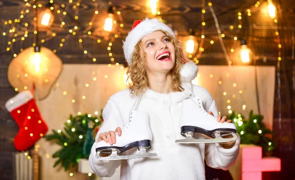 Snöfall och frost. Kvinna Tomte hatt hålla konståkning. En förtjusande tjej med skridskor. Julklapp till skridskoåkare. Vinterskoj jul semester. Vintersport. Idéer för vinterfritid. Ha det så kul. — Stockfoto