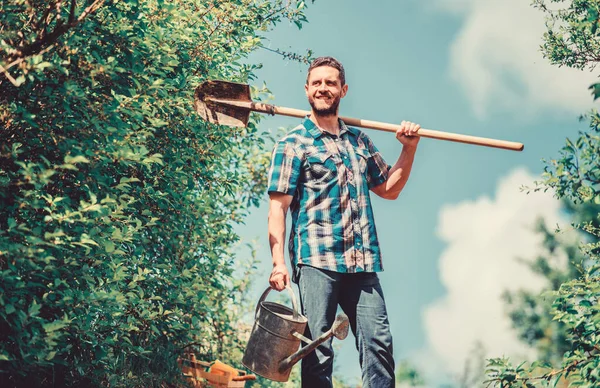 É hora de plantar preparar camas e cuidar do gramado. Escolha apartamentos plantas favoritas. Jardinagem dicas pro. Jardinagem de primavera. Homem barbudo hipster segurar pá e regar lata. Lista de verificação jardinagem Primavera — Fotografia de Stock