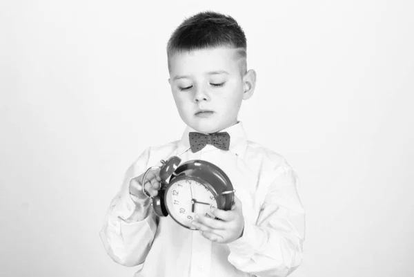 Criança feliz com relógio retro em laço. O miúdo do smoking. Feliz infância. rapazinho com despertador. Está na hora de relaxar. Hora da festa. Empresário. Desgaste formal. Gestão de tempo. Bom dia. hora do smoking — Fotografia de Stock