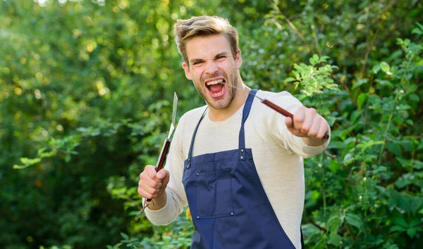 Buon cibo. Una gita in famiglia. Un picnic estivo. utensili da cucina picnic. Weekend di festa all'aperto. Concetto culinario. Cuoco che cucina cibo barbecue. Strumenti per arrostire carne all'aperto. grigliata uomo — Foto Stock