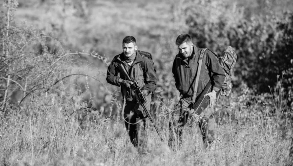 Poacher partnera w przestępczości. Aktywność dla prawdziwych mężczyzn koncepcji. Myśliwi myśliwska szuka zwierząt lub ptaków. Nielegalne polowania. Przyjaciele myśliwych cieszyć się wypoczynek. Myśliwi z karabinów w środowisku naturalnym — Zdjęcie stockowe