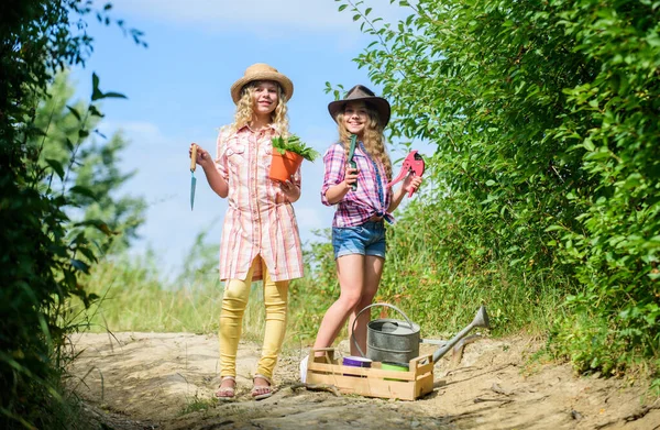 Florista femenina en el trabajo. Día de la Tierra. granja familiar de verano. ecología y protección del medio ambiente. agricultura y agricultura. lado del campo de primavera. Niñas granjeras en la aldea. niños sostienen herramientas de jardinería —  Fotos de Stock