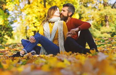 Erkek ve kadın romantik sonbahar ağaçlar arka yüzündeki ile