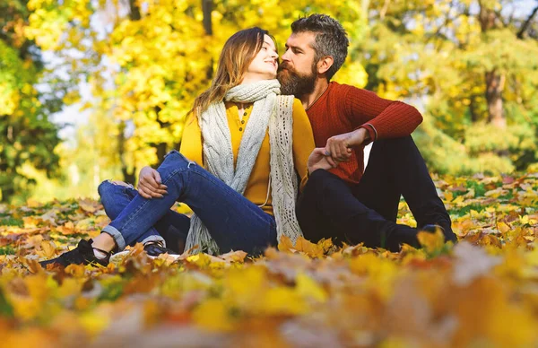 Homem e mulher com rostos românticos no fundo das árvores de outono — Fotografia de Stock