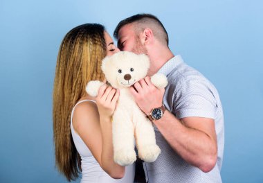 Hamilelik konsepti. Birbirine aşık erkek ve kadın. Aile sevgisi. Aşık bir adam ve güzel bir kız. Kız ve erkek sarılıyor. Gelecekteki ebeveynler. Mutlu bir aile. Sevgililer Günü tatili. Yumuşak oyuncak ayı hediyesi