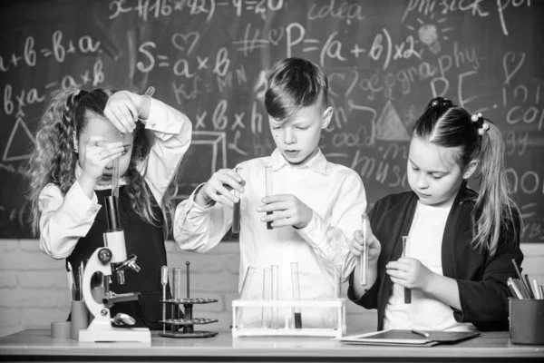 생물학 장비. 생물학 교육. 학생들은 현미경으로 생물학 실험을 합니다. 어린 아이들 이 실험실에서 화학을 배우고 있습니다. 행복 한 아이들. 생물학 수업. 현대 의학 의개 선 — 스톡 사진