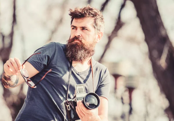 Equipamento fotográfico. Homem hipster de óculos de sol. Hipster maduro com barba. Homem barbudo. Fotógrafo brutal com câmara. foto da natureza. repórter ou jornalista. Jornalista de sucesso — Fotografia de Stock