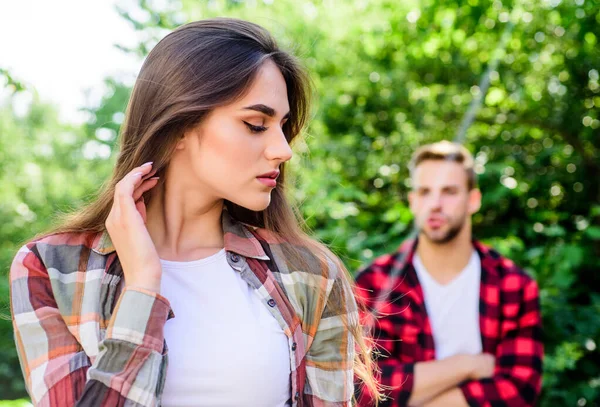 Homme hipster tomber amoureux jolie fille. Réunion décontractée. L'amour à première vue. Si une femme sait que tu l'aimes bien, comment réagira-t-elle ? Tomber amoureux. Des sentiments purs. Concept romantique de rendez-vous. De belles personnes — Photo