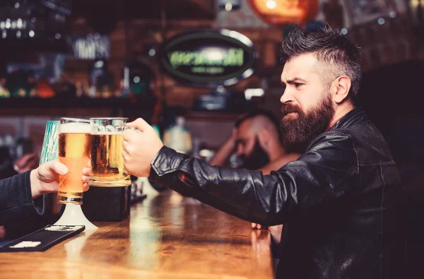 Concepto de salud. Los hombres hipster tienen tazas llenas de cerveza fría y sabrosa en el bar. Viernes tradición de ocio. Tazas de cerveza en el mostrador del bar fondo desenfocado. Vasos con cerveza de barril fresca con espuma —  Fotos de Stock