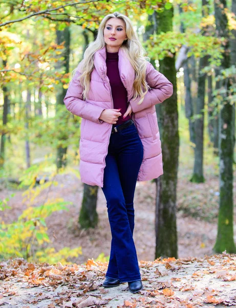 El traje demuestra que el abrigo hinchable puede verse elegante. Chica rubia de moda caminar en el parque. Chaquetas que todos deberían tener. Los mejores abrigos hinchables para comprar. Cómo rockear chaqueta hinchable como estrella. concepto de moda hinchable —  Fotos de Stock