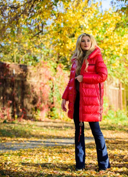 Kleding voor herfstwandeling. Vrouw dragen jas of warme jas terwijl staan in het park gele gebladerte achtergrond. Moet in de kast gevallen zijn. Wees helder dit najaar. Herfstseizoen mode. Meisje genieten van herfst wandeling — Stockfoto