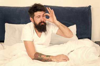 Çok çalışan bir iş adamı. sakallı adam hipster sabah uyku. yatakta pijama sakallı olgun erkek. enerji ve yorgunluk. uykuda ve uyanık. yatak odasında acımasız uykulu adam. Zor bir günün ardından dinlenmek