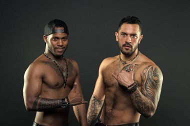 Dövme özel bir şey. Kaslı erkek moda dövme tarzı ile. Kas gövde seksi erkeklerle. Vahşi maço tarzı. Bu çok seksi