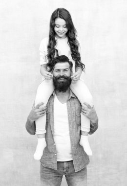 Birlikte eğlenceli zaman. Çocuk ve baba en iyi arkadaşlar. Dostane ilişkiler. Babalar günü konsepti. Baba olmaktan mutluyum. Baba ve kızı eğleniyor. Bıyıkla oynamak. Tatili kutla. Neşeli baba