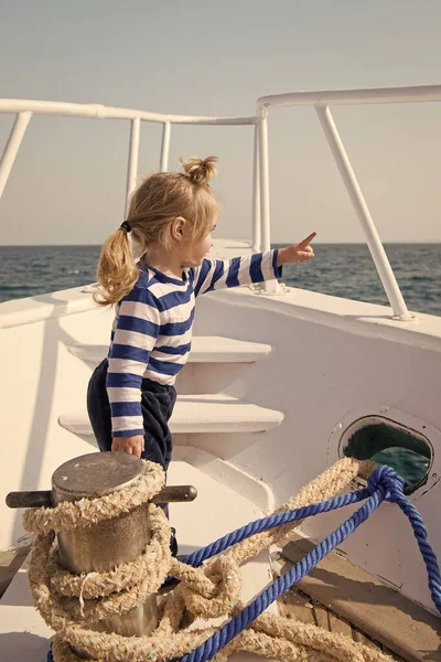 Reiseabenteuer und Fernweh. Lustiges Kind im gestreiften Marine-Hemd. glücklicher kleiner Junge auf Jacht. Bootsfahrt auf dem Meer. Sommerferien. Kinderglück. kleiner Matrose auf dem Boot. Fernweh-Konzept — Stockfoto