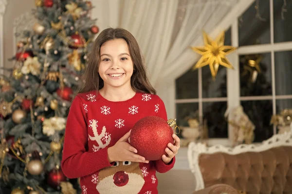 Christmas composition. little child girl likes xmas present. Happy new year. small happy girl at christmas. Christmas. Kid enjoy the holiday. The morning before Xmas. New year holiday — Stock Photo, Image