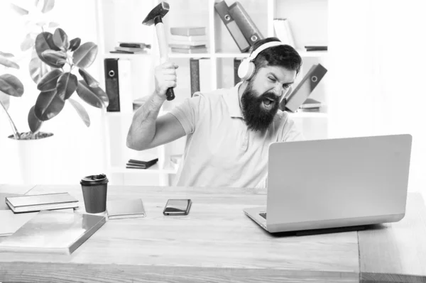 Adam sakallı adam kulaklık ofis bilgisayarda çekiç salıncak. Yavaş internet bağlantısı. Eski yazılım. Bilgisayar gecikmesi. Bilgisayar gecikmesi nedenleri. Yavaş gecikme lisi nasıl düzeltilir. Nefret ofisi rutin — Stok fotoğraf