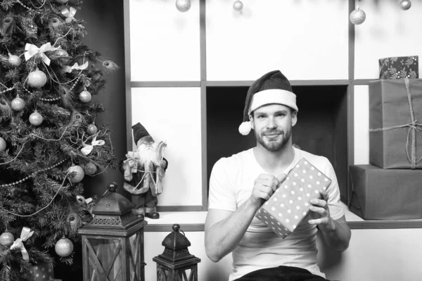 クリスマス ツリーにプレゼント ボックスを持つ男 — ストック写真