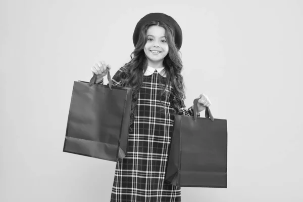 Dia das compras. Pacote de retenção para crianças. Marca de crianças favoritas. Menina com saco de compras. Poupa dinheiro. Vive melhor. Redescobrir grande tradição de compras. Compras e compras. Sexta-feira negra. Venda de desconto — Fotografia de Stock