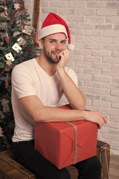 Compras navideñas en línea escena de año nuevo con árbol y regalos feliz  hombre de santa