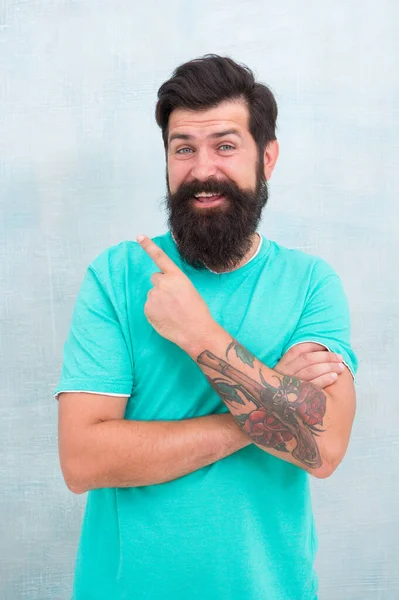 Kapper en kapper. Baard man met een stijlvolle snor. Kapper concept. Mannelijkheid en wreedheid. Blijf uit de buurt van parabenen siliconen kunstmatige kleuren. Hipster kapper. Kapperssalon — Stockfoto