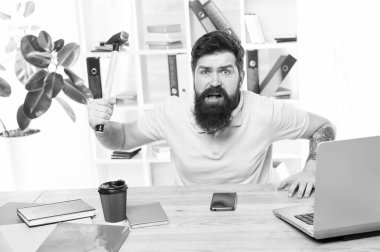Ofiste kızgın agresif iş adamı. Çekiç tutan sinirli ofis çalışanı parçalamak hazır hazır. Office hayat onu deli ediyor. Sakal ve bıyık bir elinde çekiçle aklını ile işadamı