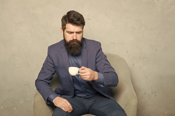 Pause. Geschäftsmann entspannt sich während der Arbeitspause am Arbeitsplatz. bärtiger Mann, der in der Pause Kaffee trinkt. Hipster mit Bart und Schnurrbart genießen Kaffeepause — Stockfoto