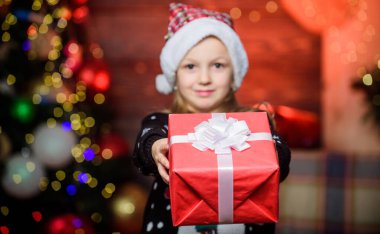 Hiçbir şey Noel hediyesi vermek kadar yüreği ısıtamaz. Mutlu küçük kız Noel hediyesi veriyor. Noel gününde küçük bir çocuk hediye tutuyor. Güzel paketlenmiş Noel hediyesi olan sevimli bir çocuk.
