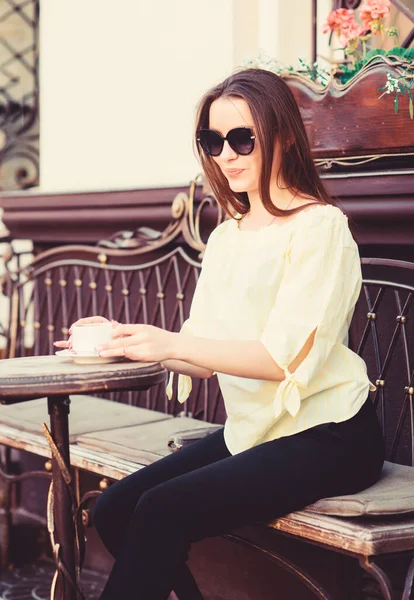 Menina relaxar no café cappuccino copo. Dose de cafeína. Café para o dia de sucesso energético. Hora do pequeno-almoço no café. Menina desfrutar de café da manhã. À espera de um encontro. Mulher em óculos de sol beber café ao ar livre — Fotografia de Stock