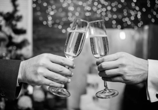 Mannelijke handen formele pak houdt champagneglazen. Cheers concept. Corporate partij New year. Partij met champagne. Laat vieren. Succesvol jaar. Champagne drinken op feestje. Collega's vieren Nieuwjaar — Stockfoto