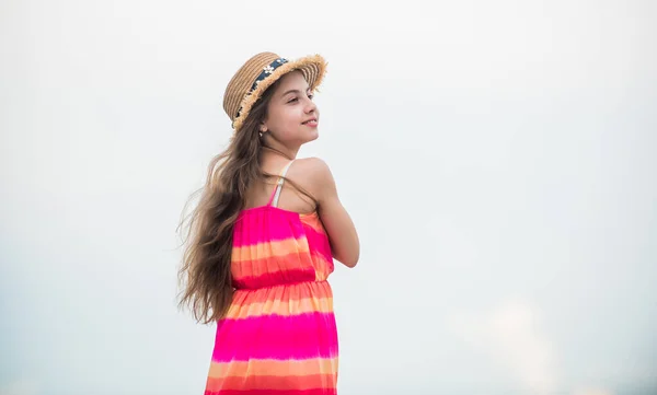 Schattig meisje in de zomer jurk en hoed buiten lucht achtergrond. Fijne vakantie. Gelukkige jeugd. Genieten van ontspanning. Kind gelukkig klein meisje. Vrij en zorgeloos. Goede vibraties. Gelukkige internationale kinderdag — Stockfoto