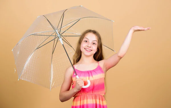 Regniga dagar kommer. Älskar regniga dagar. Ungen flicka gärna hålla transparent paraply. Njut av regnigt väder. Osynligt skydd. Säsongsförändringar. Höstsäsong. Njut av regnkonceptet. Vattentätt tillbehör — Stockfoto