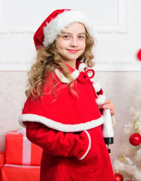 お祝いの準備ができて子供の赤いサンタの衣装。クリスマスの伝統的な休日。最高のクリスマスのお祝いのアイデア。冬休みのコンセプト。メリークリスマスと幸せな新年。クリスマス休暇をお楽しみください — ストック写真