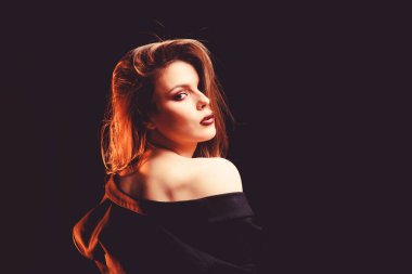 Çekici kadın makyaj yüz. Koyu dudaklar dumanlı gözler. Mükemmel makyaj. Makyaj kozmetik kavramı. Kusursuz görünüşünden emin. Kadınsı ve göz alıcı. Gizemli model bob saç modeli