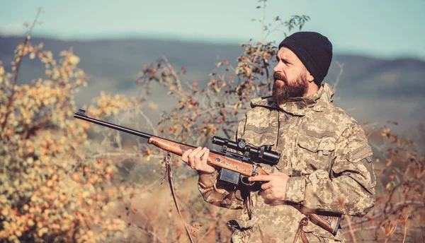 Мисливське обладнання для професіоналів. Полювання є жорстокою чоловічого хобі. Людина спрямованих цільової природи фону. Мисливець тримати гвинтівку. Прицільний навики. Полювання дозвіл. Бородатий мисливець провести дозвілля полювання — стокове фото